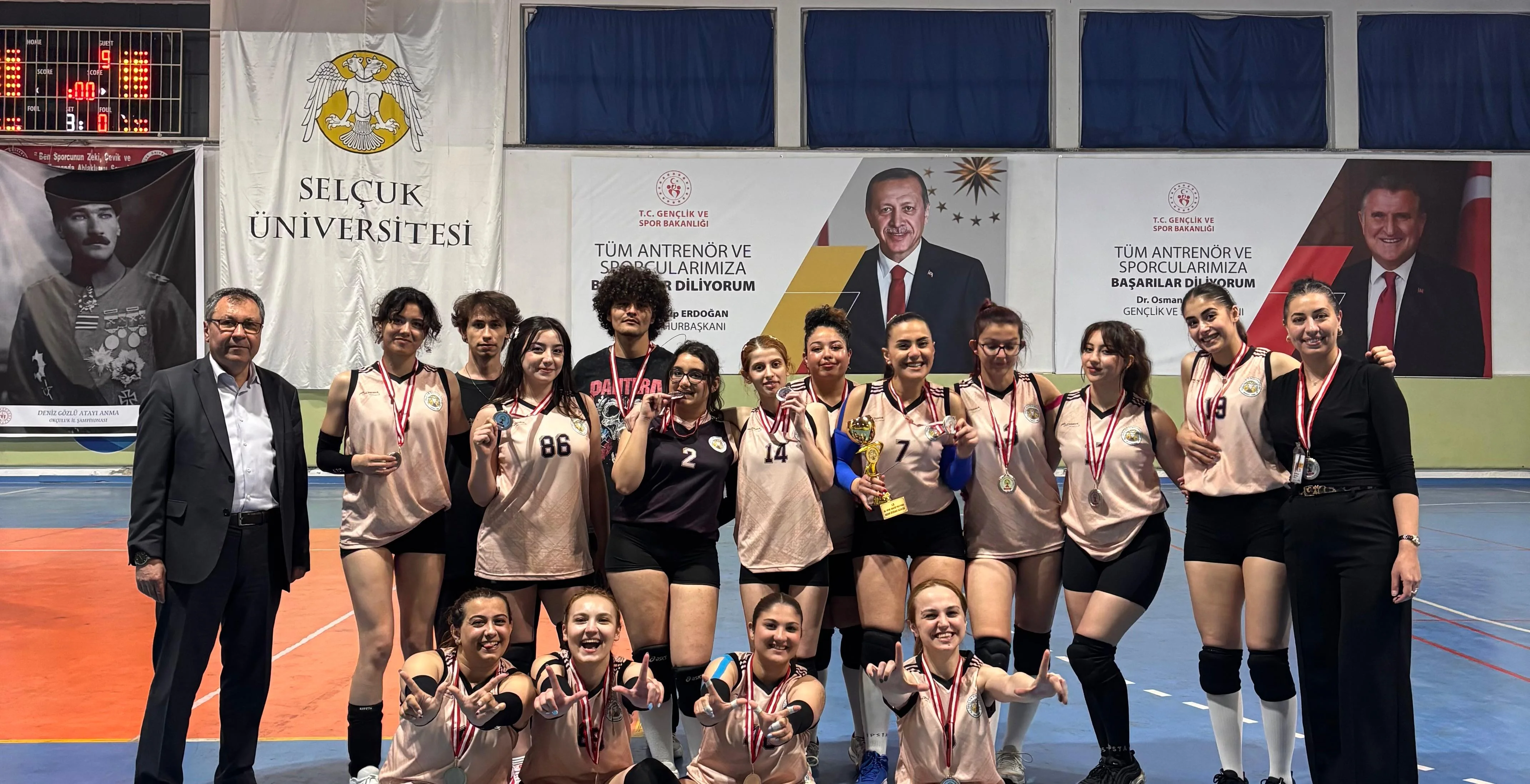 Spor Şenlikleri İkincisi Kadın Voleybol Takımımız Dekanlıkta Ağırlandı